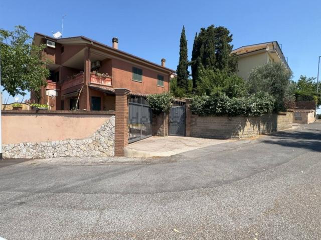 Villetta indipendente in vendita di 250 m² in Via del Fosso di Tor Pagnotta, 52