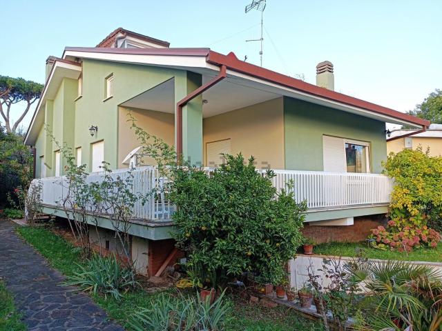 Villetta indipendente in vendita di 250 m² in Via delle Querce, 8