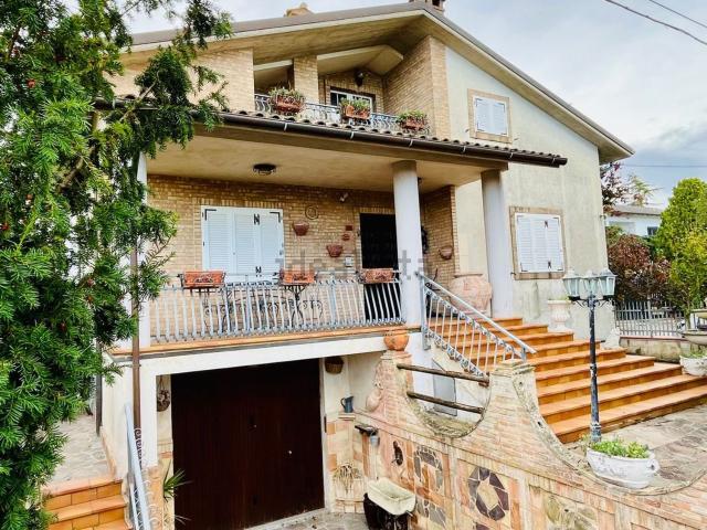Villetta indipendente in vendita di 250 m² in Via Filottrano