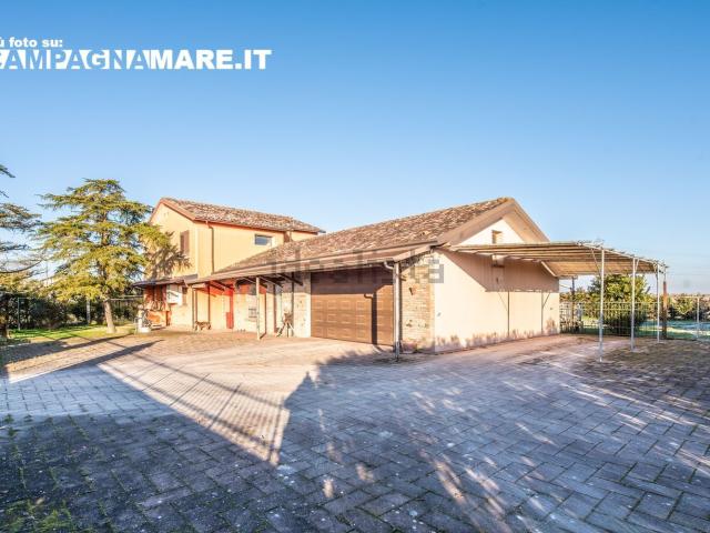 Villetta indipendente in vendita di 250 m² in Via IV Novembre, 56