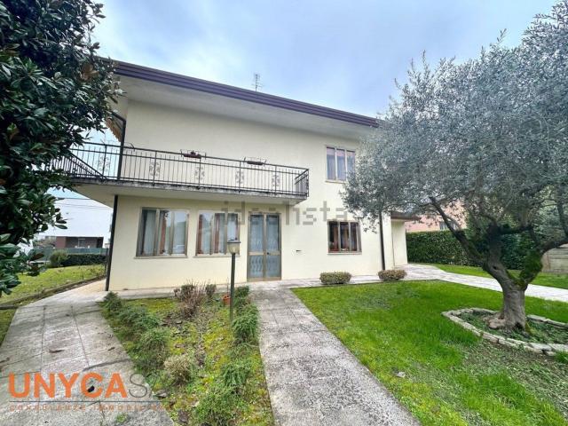 Villetta indipendente in vendita di 250 m² in Via Monache