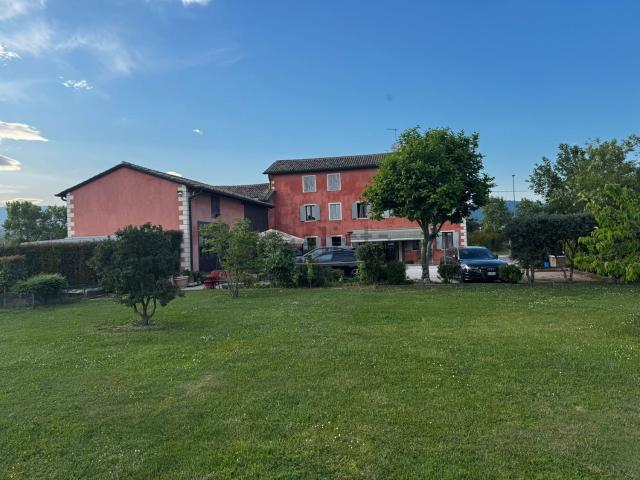 Villetta indipendente in vendita di 250 m² in Via Monte Grappa