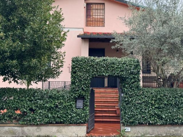 Villetta indipendente in vendita di 250 m² in Via Michelangelo Buonarroti