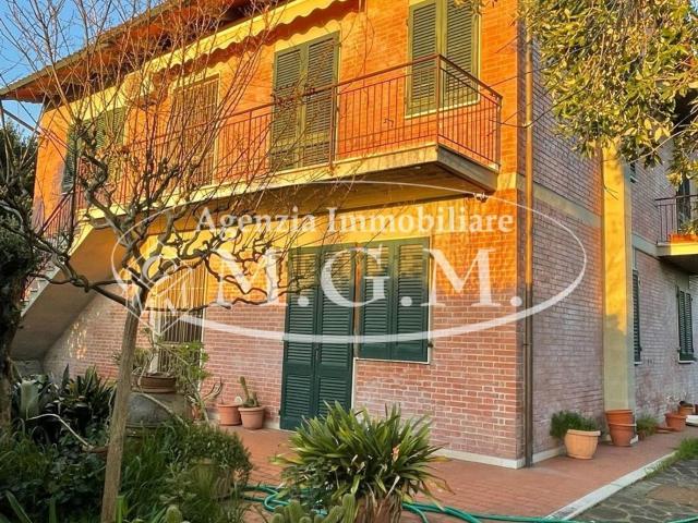Villetta indipendente in vendita di 250 m² in Via Pregiuntino