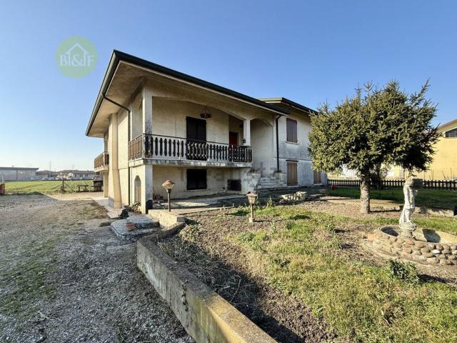 Villetta indipendente in vendita di 250 m² in Via Roma, 2