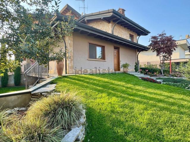 Villetta indipendente in vendita di 250 m² in Via Trentino Alto Adige