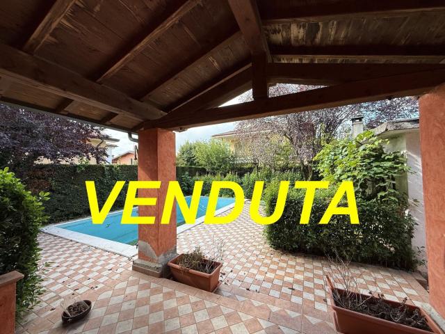 Villetta indipendente in vendita di 250 m² in Via Volta, 34