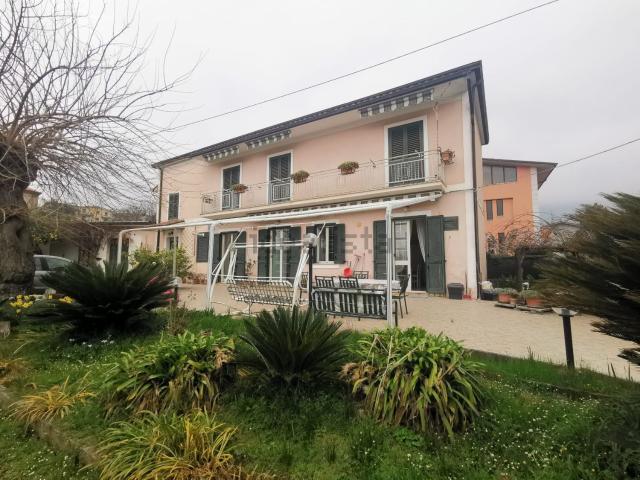 Villetta indipendente in vendita di 250 m² in Viale Decorato, 152