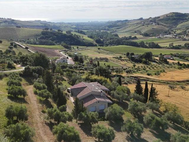 Villetta indipendente in vendita di 250 m² in Strada San Vittorito, 2