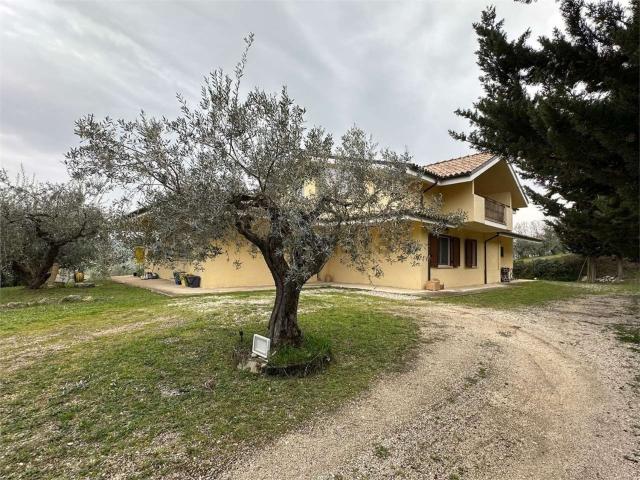 Villetta indipendente in vendita di 250 m² in Strada San Vittorito, 2
