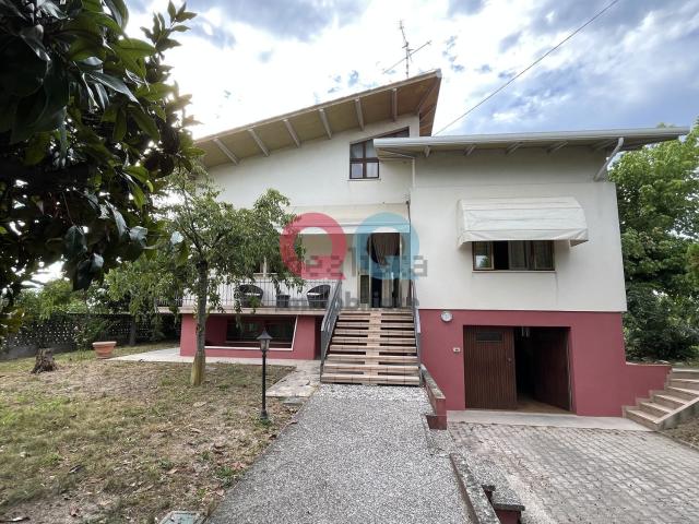 Villetta indipendente in vendita di 251 m² in Via Confine, 88