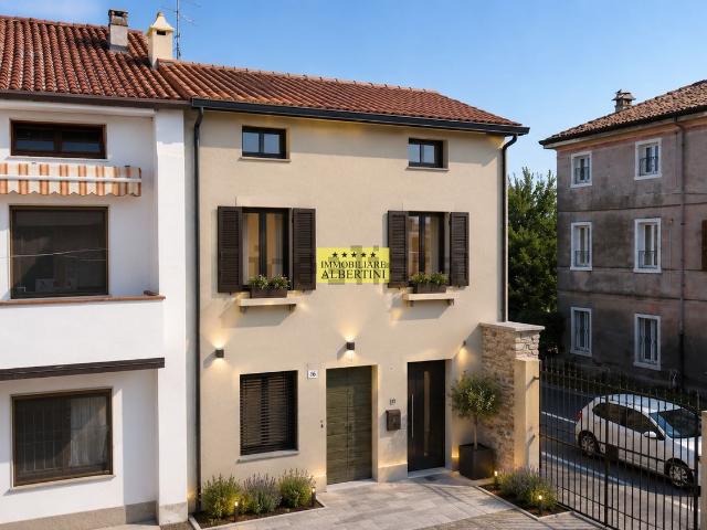 Villetta indipendente in vendita di 251 m² in Via Nogarole, 18
