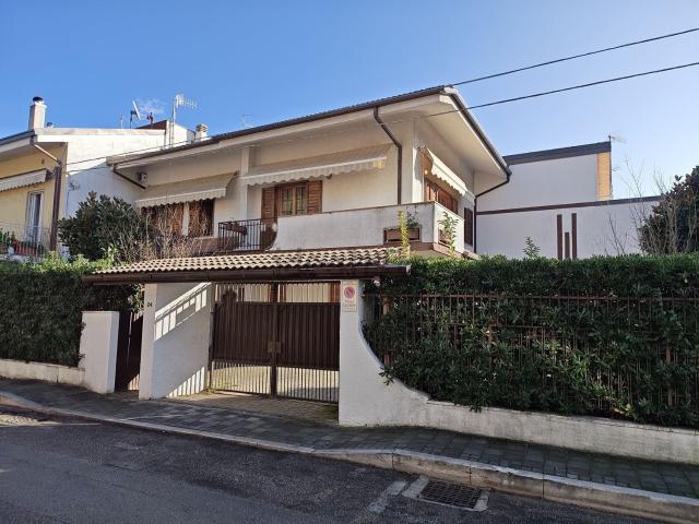 Villetta indipendente in vendita di 253 m² in Via Angelo Camillo De Meis, 24