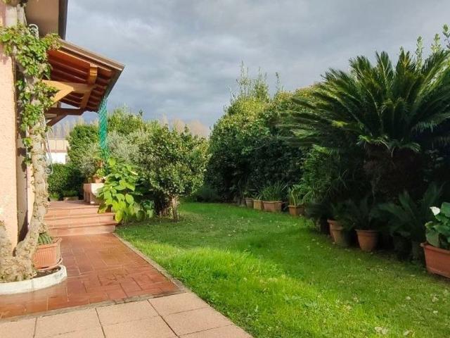Villetta indipendente in vendita di 253 m² in Via Massa