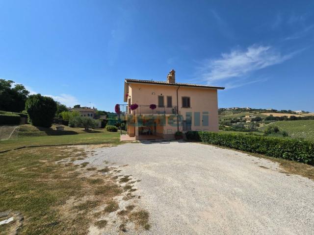 Villetta indipendente in vendita di 253 m² in Via del Crocifisso