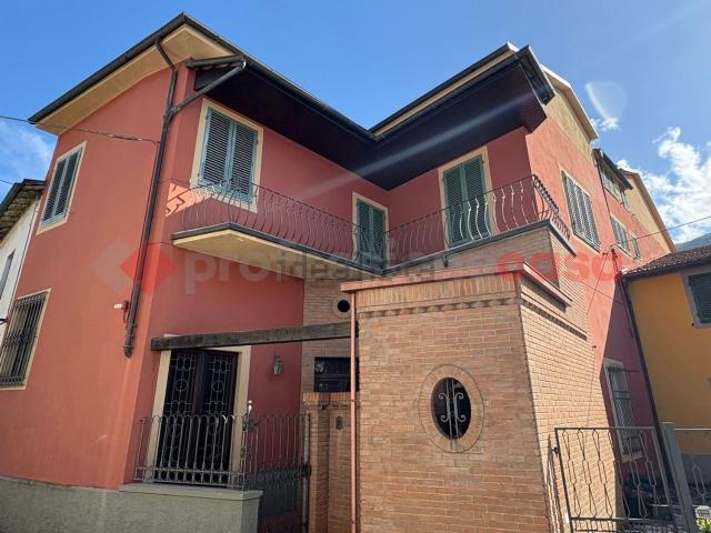 Villetta indipendente in vendita di 254 m² in Via Traversa, 10