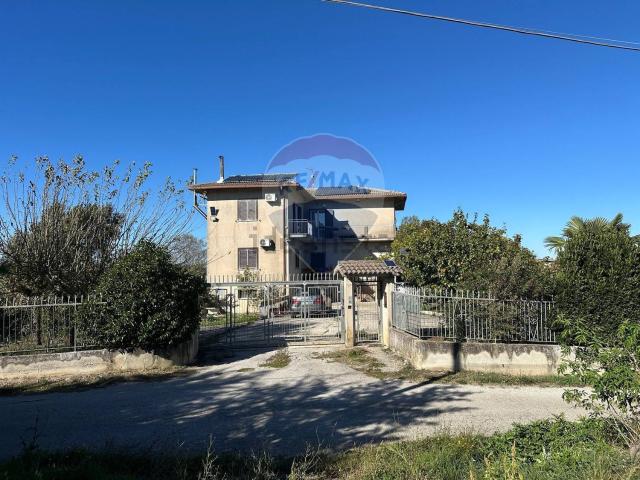 Villetta indipendente in vendita di 254 m² in Contrada Pescare