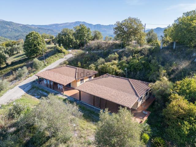 Villetta indipendente in vendita di 255 m² in Via del Campo Sportivo