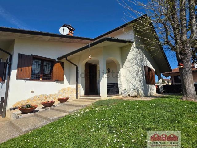 Villetta indipendente in vendita di 255 m² in Via F. Crispi