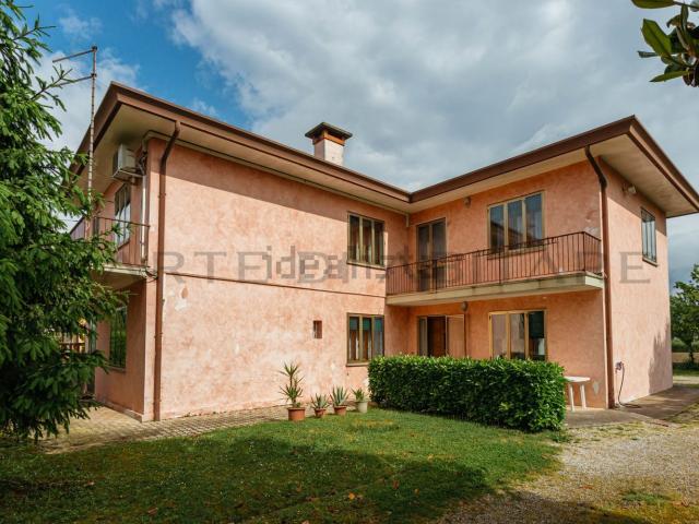 Villetta indipendente in vendita di 255 m² in Via Fratelli Maristi, 15