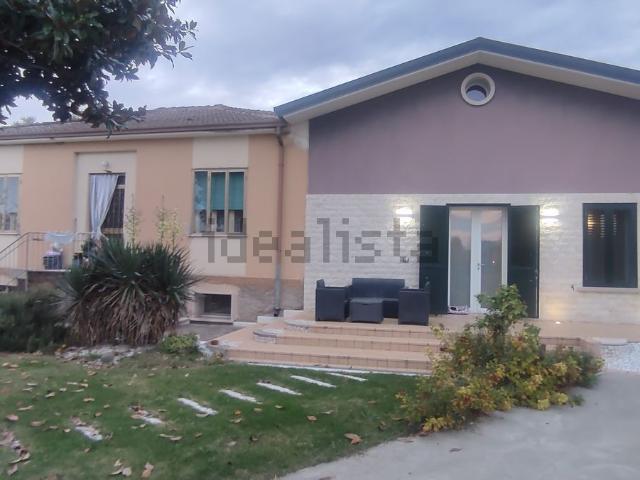 Villetta indipendente in vendita di 255 m² in Via Motta