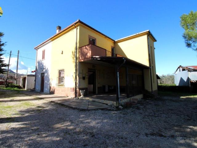 Villetta indipendente in vendita di 255 m² in Contrada Floriano
