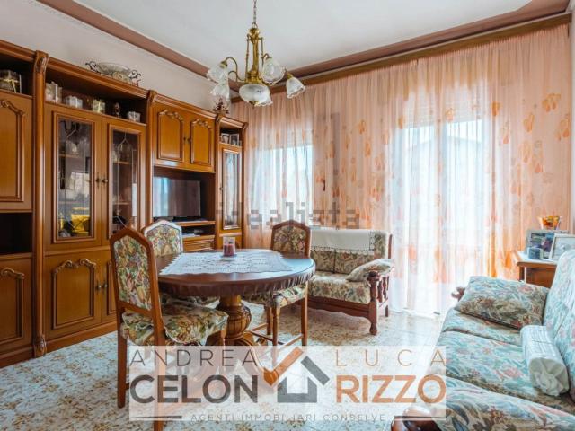 Villetta indipendente in vendita di 256 m² in Via Adige