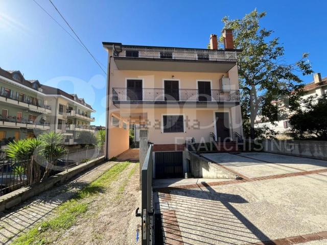 Villetta indipendente in vendita di 256 m² in Via Matese, 10