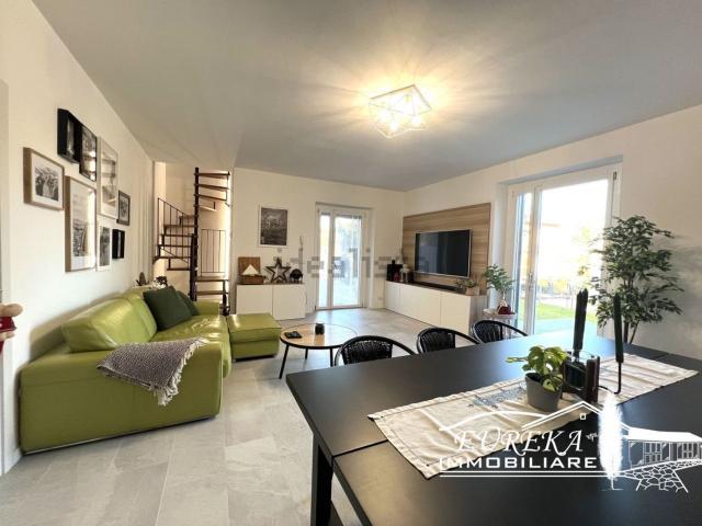 Villetta indipendente in vendita di 256 m² in Via Piemonte