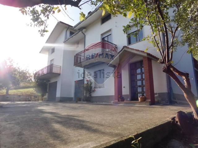 Villetta indipendente in vendita di 257 m² in Via Sant&apos Angelo, 28