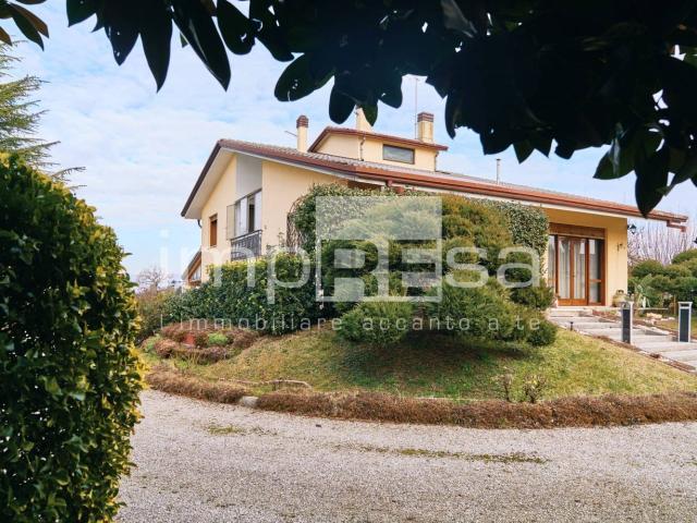 Villetta indipendente in vendita di 257 m² in Via Piemonte