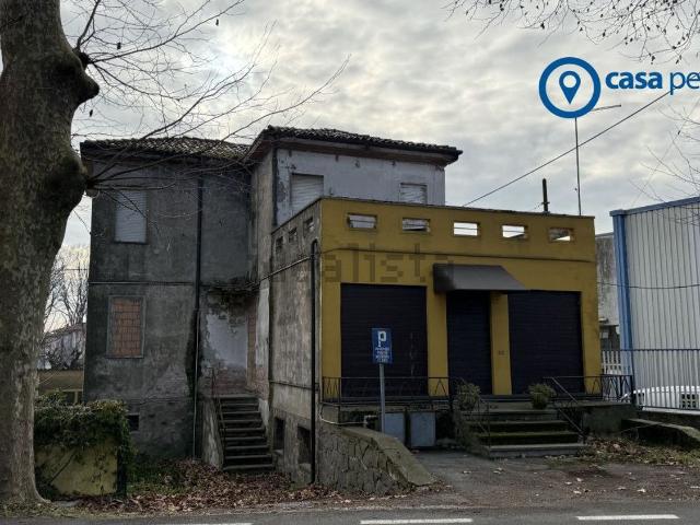 Villetta indipendente in vendita di 257 m² in Viale Giovanni Amendola, 49