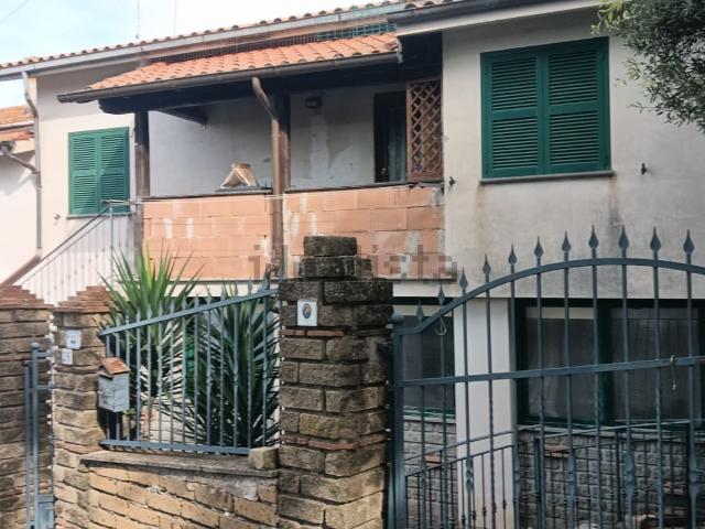 Villetta indipendente in vendita di 258 m² in Via del Pontone