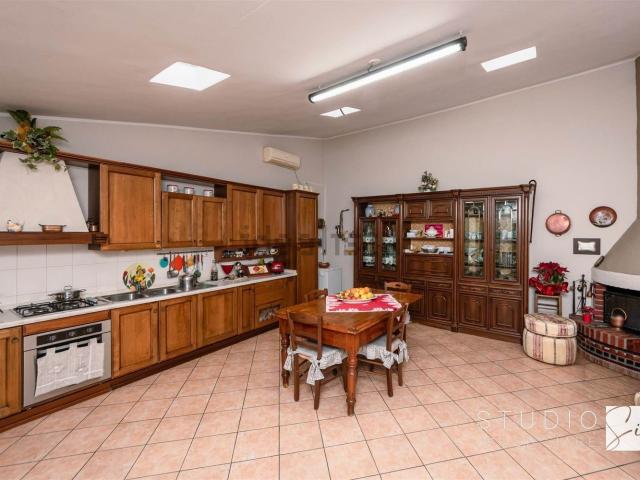 Villetta indipendente in vendita di 260 m² in Via Cino da Pistoia