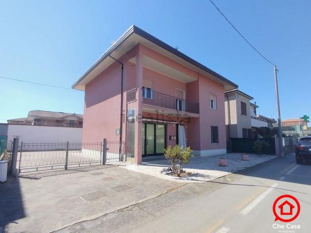 Villetta indipendente in vendita di 260 m² in Via Alcide de Gasperi, 65