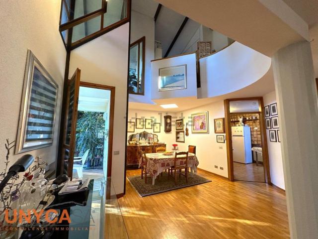 Villetta indipendente in vendita di 260 m² in Via Appia Monterosso