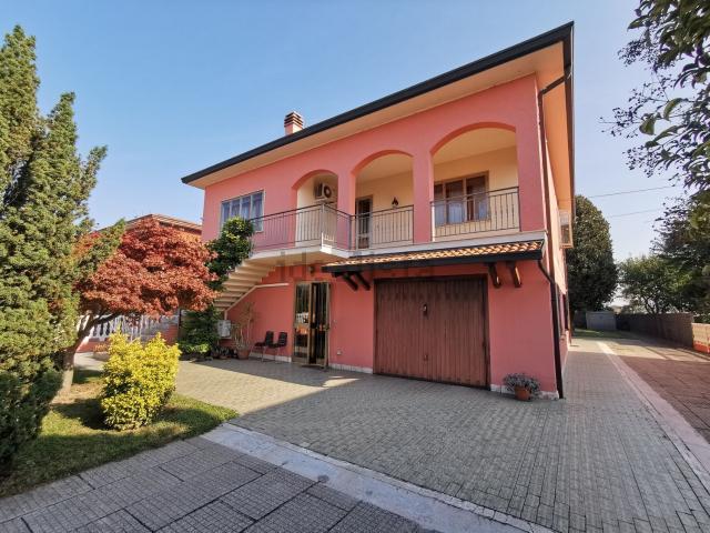 Villetta indipendente in vendita di 260 m² in Via Gorna