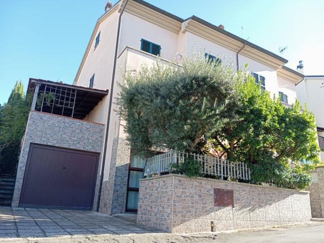 Villetta indipendente in vendita di 260 m² in Via della Chiotta