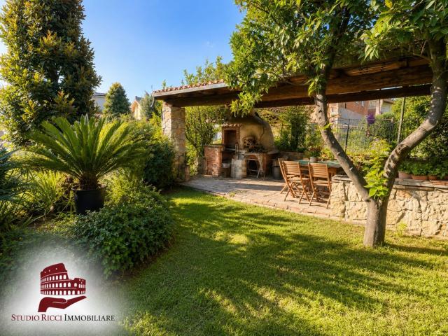 Villetta indipendente in vendita di 260 m² in Via Divino Amore, 221