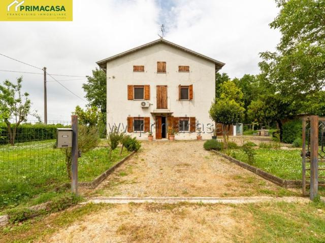 Villetta indipendente in vendita di 260 m² in Via Emilia Est