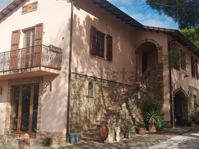 Villetta indipendente in vendita di 260 m² in Via Fonte Vena