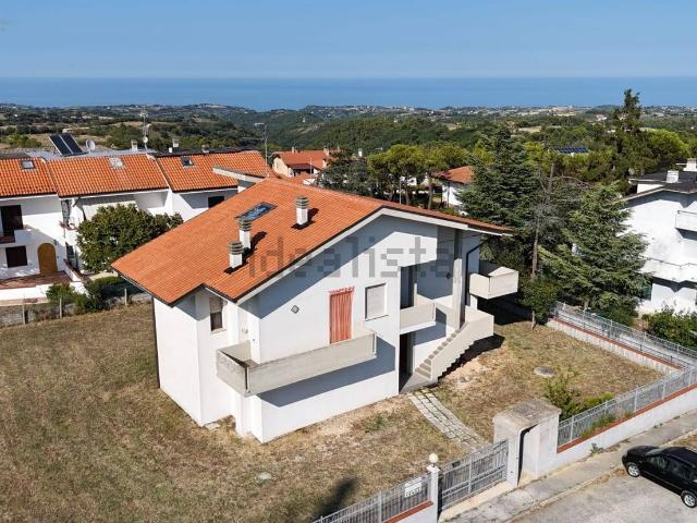 Villetta indipendente in vendita di 260 m² in Via Monte Calvello, 1
