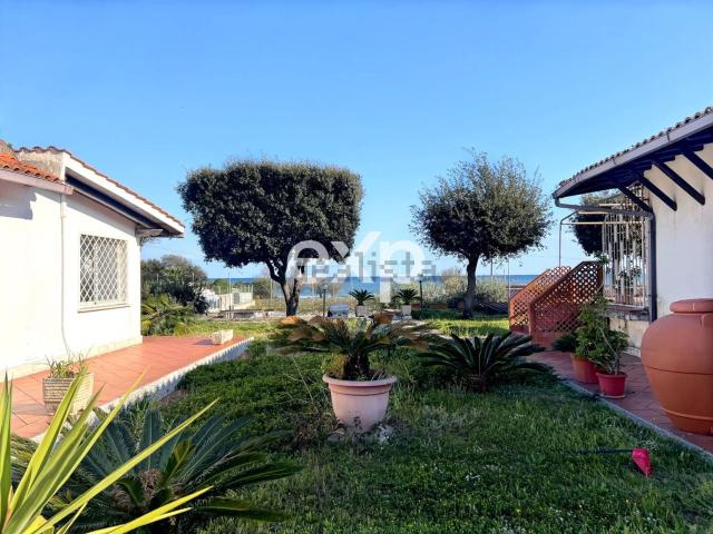 Villetta indipendente in vendita di 260 m² in Via San Felice Circeo