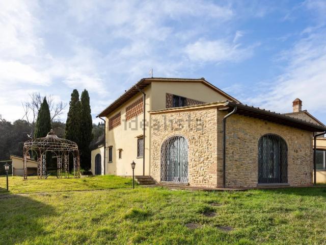 Villetta indipendente in vendita di 260 m² in Via Ribaldaccio
