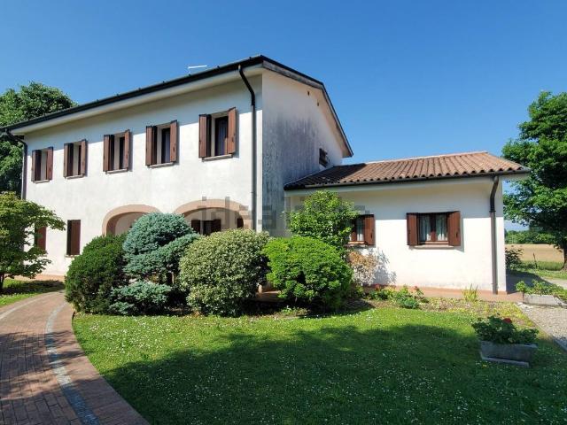 Villetta indipendente in vendita di 260 m² in Strada dei Ronchi, 10