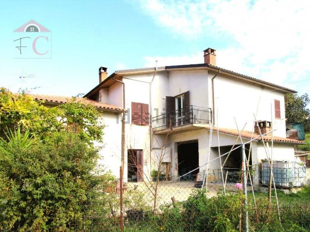 Villetta indipendente in vendita di 265 m² in Via Capitonese
