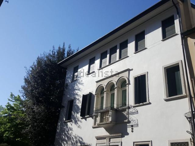 Villetta indipendente in vendita di 265 m² in Via Alfredo Oriani