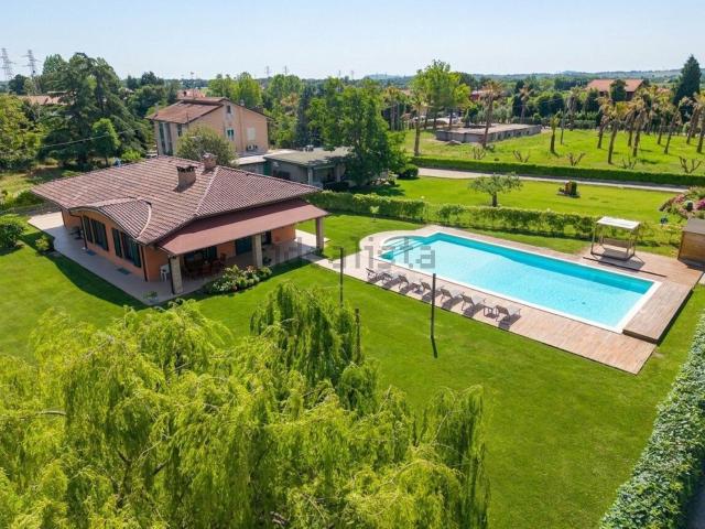 Villetta indipendente in vendita di 270 m² in Via Coriano