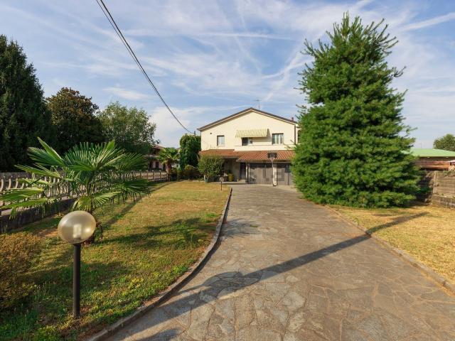 Villetta indipendente in vendita di 270 m² in Via Adua