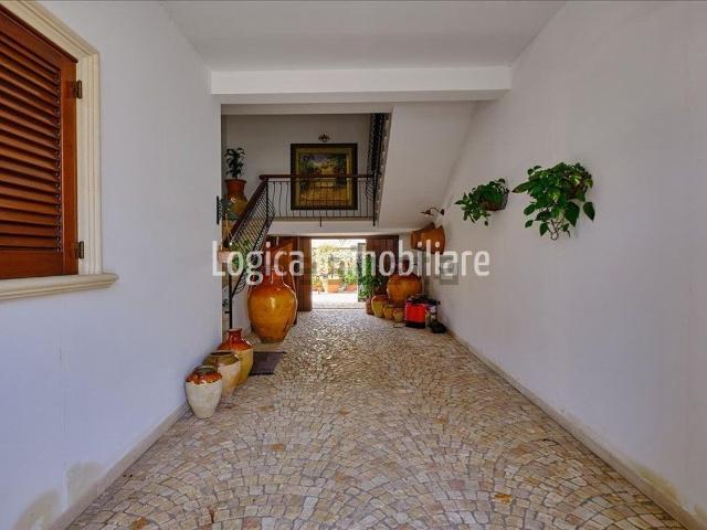 Villetta indipendente in vendita di 270 m² in Via Galileo Galilei